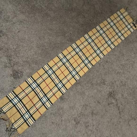 Gorgeous Fall Must Have-Cashmink by V Fraas Scarf-Plaid-100% Acrylic-Light Wear - Picture 9 of 11